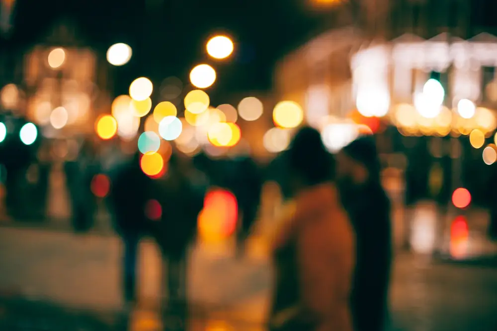 Luzes desfocadas de vida noturna (bokeh), em tons quentes