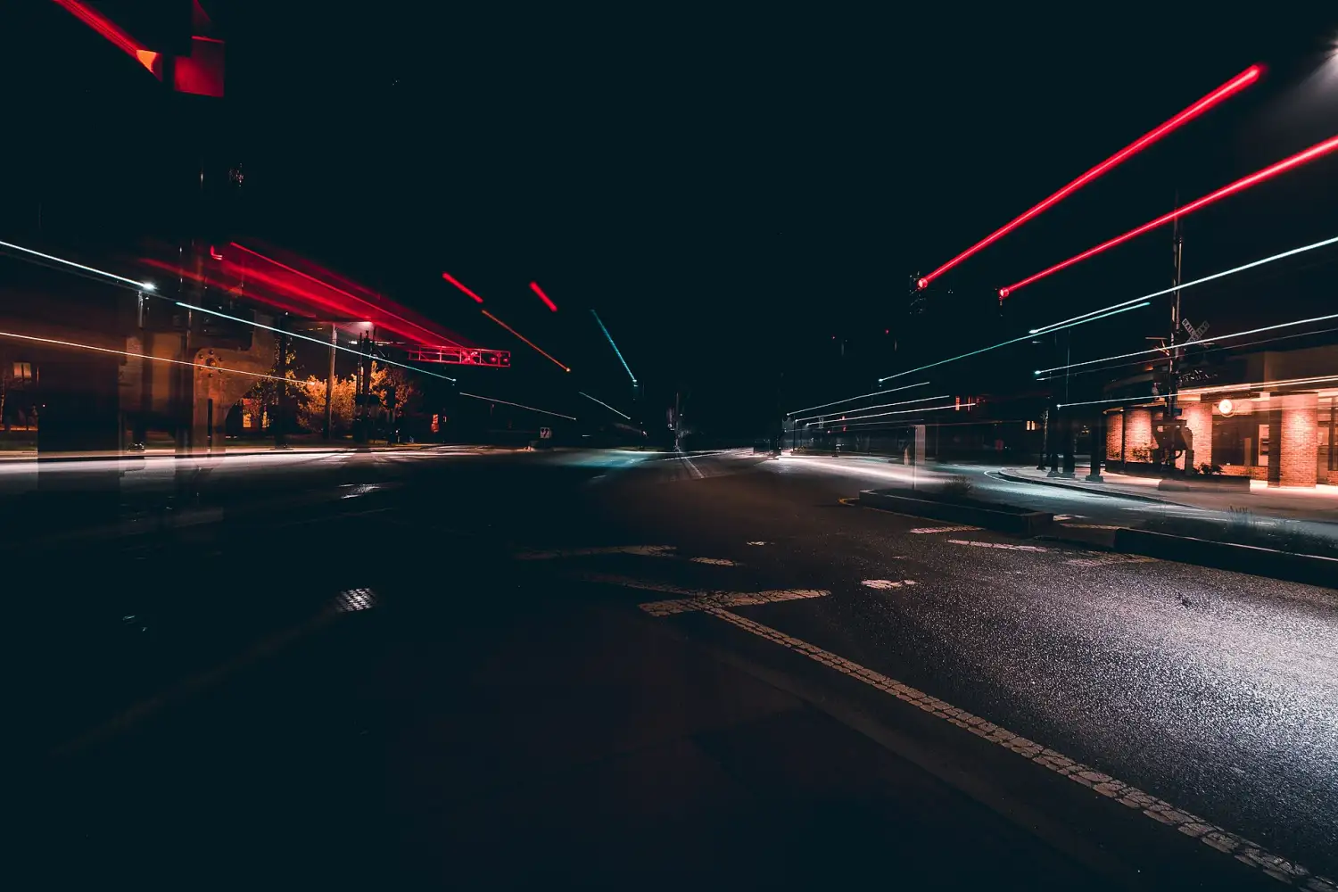 Rasto de luzes de uma estrada à noite, em longa exposição
